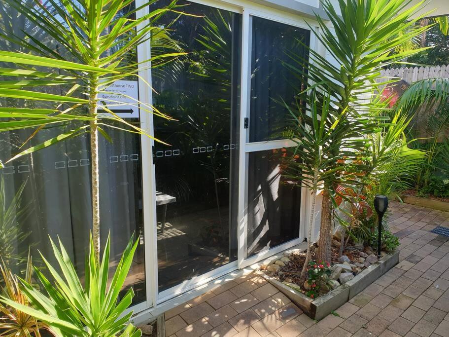 Pet Friendly & Spacious Two Bedroom Guest Unit Caloundra Buitenkant foto