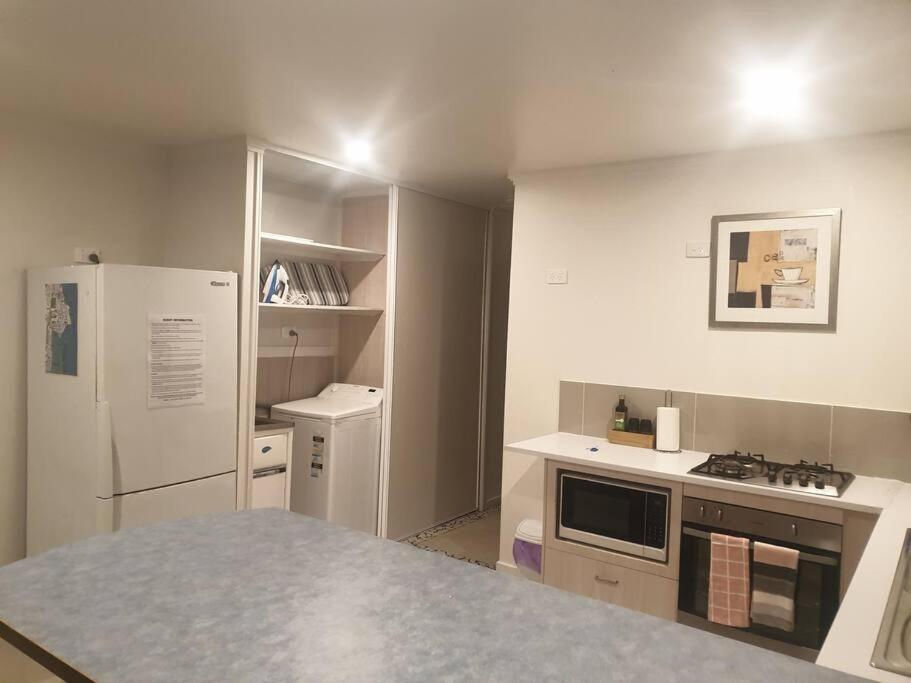 Pet Friendly & Spacious Two Bedroom Guest Unit Caloundra Buitenkant foto