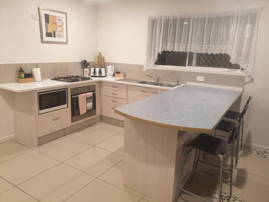 Pet Friendly & Spacious Two Bedroom Guest Unit Caloundra Buitenkant foto