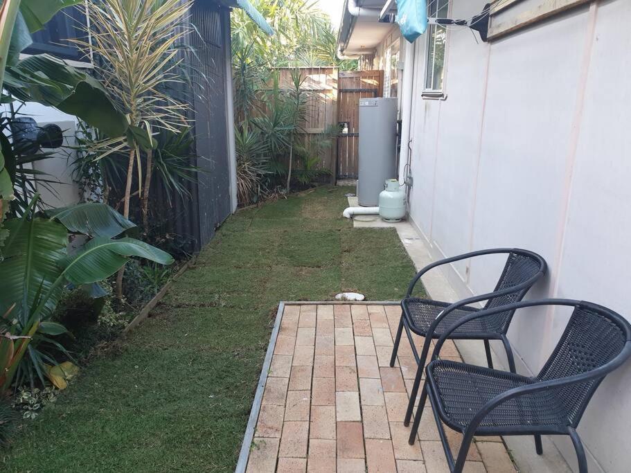 Pet Friendly & Spacious Two Bedroom Guest Unit Caloundra Buitenkant foto