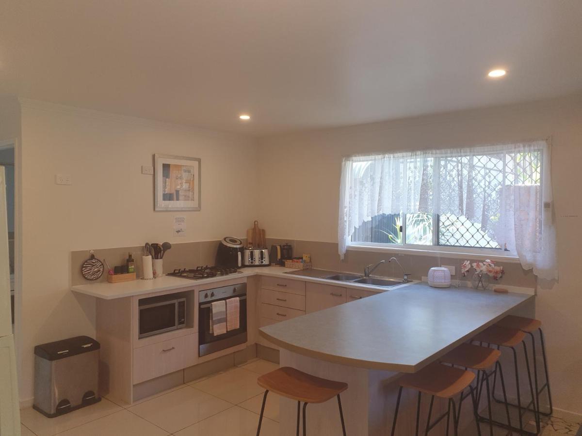 Pet Friendly & Spacious Two Bedroom Guest Unit Caloundra Buitenkant foto